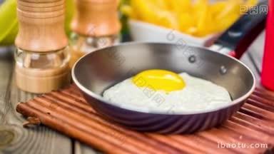 在木桌上煎鸡蛋的早餐